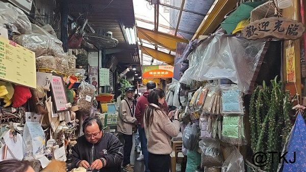 青草巷の細い通路、漢方・乾物の店が並ぶ雰囲気（台北・萬華）