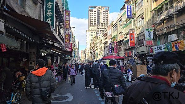 萬華エリアの路上市場のにぎわい、通り沿いに露店が続く昼の街並み（台北）