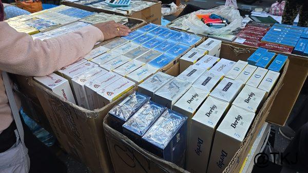 龍山寺近くのフリマで見かけたタバコ箱の大量陳列、即売テーブルの様子（台北・萬華）