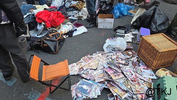 龍山寺横のフリマ、地面に広げられたDVD・雑誌の山と簡易チェア（台北・萬華）