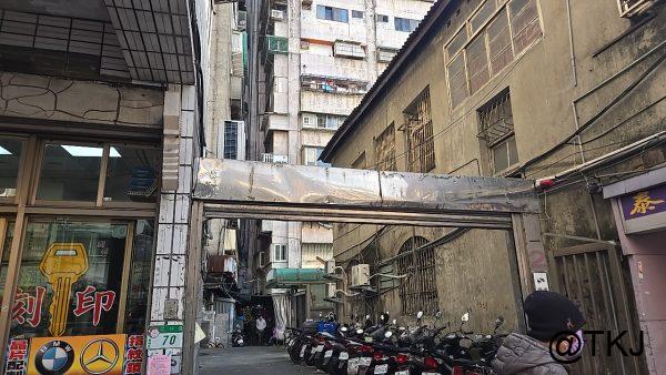 萬華の裏路地、古い建物の間にバイクが並ぶローカル感ある通路（台北）