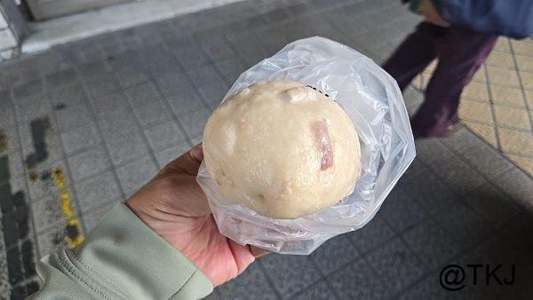 購入した饅頭を手に持った写真、袋入りの丸い饅頭（台北）
