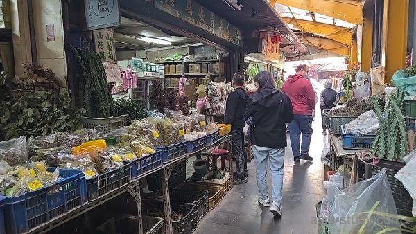 台北・青草巷（ハーブアレイ）の市場通路、乾燥ハーブや薬草が並ぶローカル商店街