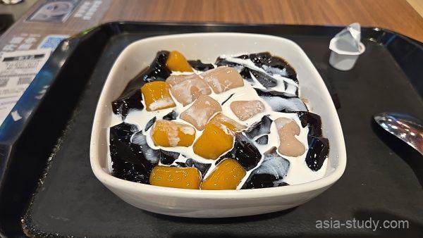 MeetFresh（鮮芋仙）のデザート（黒いゼリーにミルクをかけた一皿）