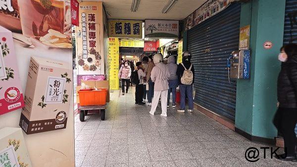 三越裏の朝ごはんエリア、通路に並ぶ行列とローカル屋台の雰囲気