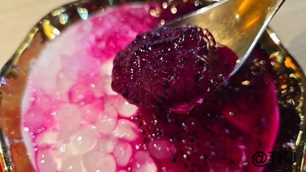 山海豆花の豆花をスプーンですくった接写写真