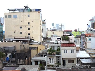 ホテル上階から見たホーチミンの街並み。低層住宅とビルが混在する眺め