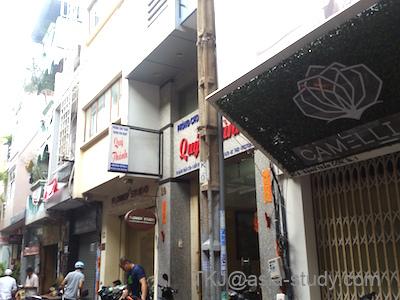 ホテル周辺の路地と店舗看板。細い通り沿いのローカルな街角