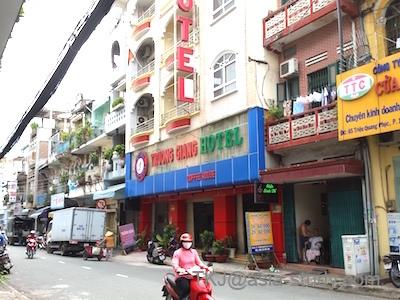 ホーチミン「TRUONG GIANG HOTEL」の外観。大通り沿いの入口と縦看板