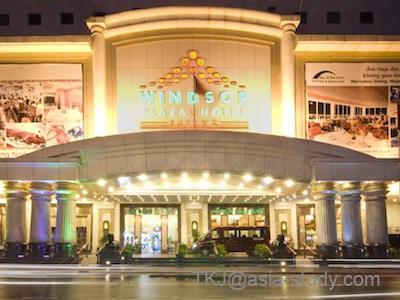 ホーチミン「Windsor Plaza Hotel」の夜の正面入口。ライトアップされたファサードと車寄せ