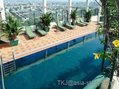 屋上プールとデッキチェア。ホーチミン市街を見下ろすプールサイド