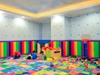 子ども用プレイルーム。カラフルなマットと遊具が並ぶキッズスペース