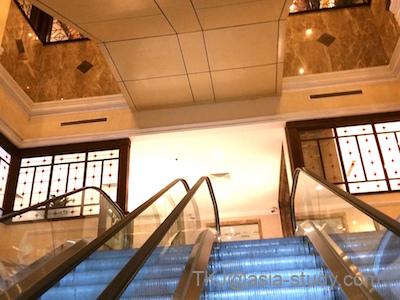 安東広場のエスカレーター。天井照明と大理石調の内装が見える館内