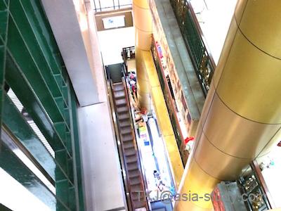 安東広場の吹き抜けを見下ろした景色。縦に伸びる通路とエスカレーター