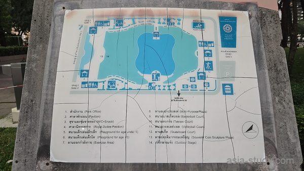 ベンジャシリ公園の全体図を示す案内板、中央の大きな池を囲むように配置された各施設の場所が番号で記されている