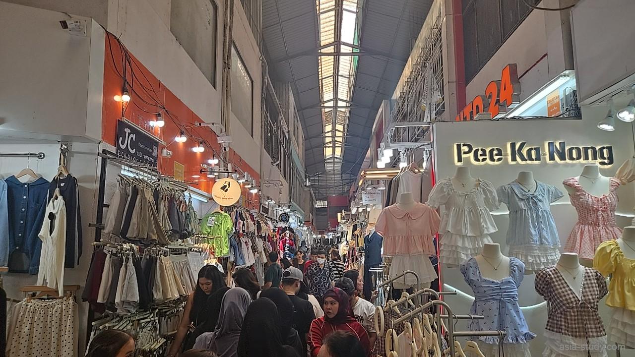 プラトゥーナム周辺の衣料市場、混雑する通路と洋服店のマネキン