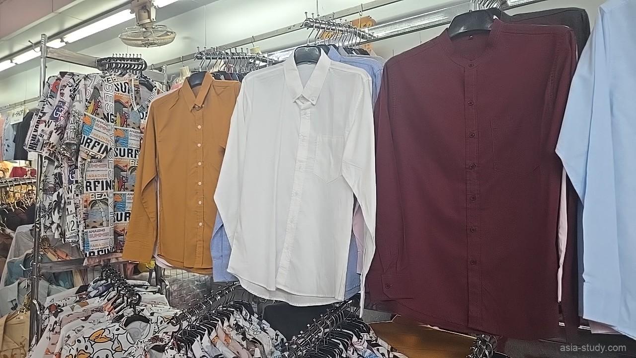 シャツ売り場のハンガーラック(白シャツと濃色シャツ)
