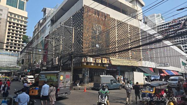 プラトゥーナム周辺の交差点、大型ビルと電線が交差する景色