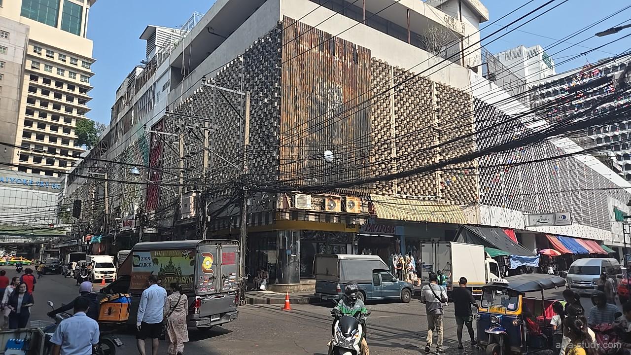 プラトゥーナム周辺の交差点、大型ビルと電線が交差する景色