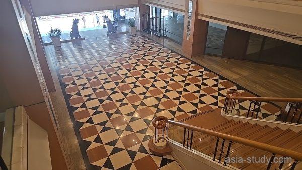 建物ロビーを見下ろす、幾何学模様の大きな床と階段