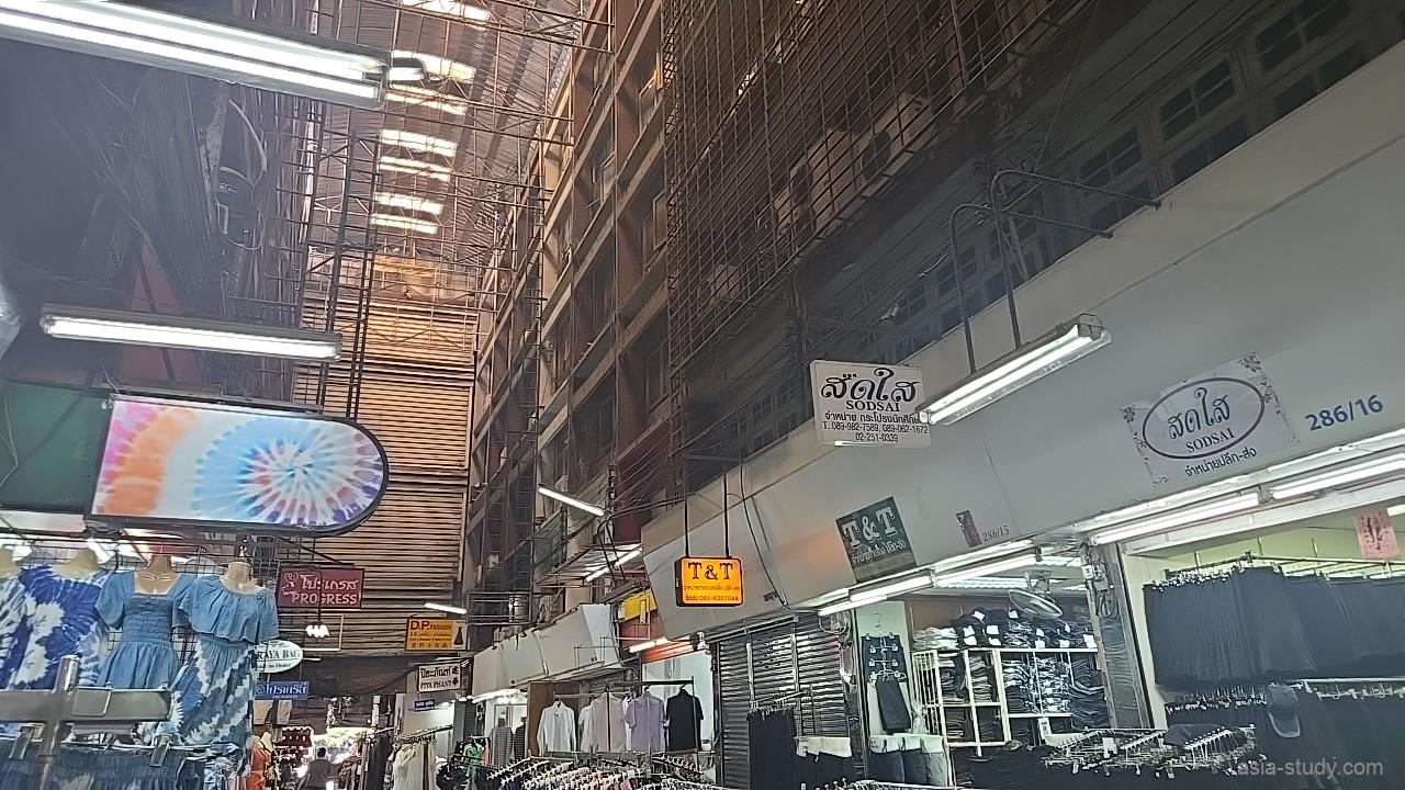 プラトゥーナムの衣料エリア、看板が密集する屋内通路