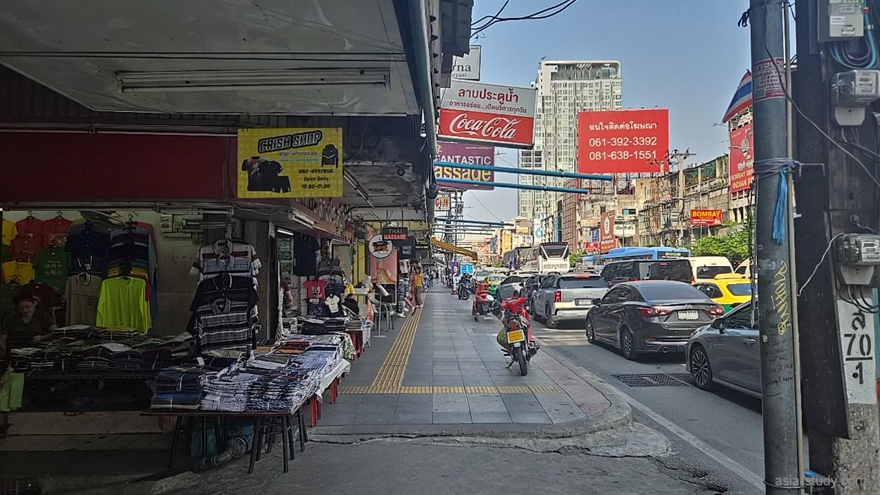 ペッチャブリー通り沿いの歩道、衣料店と車の列