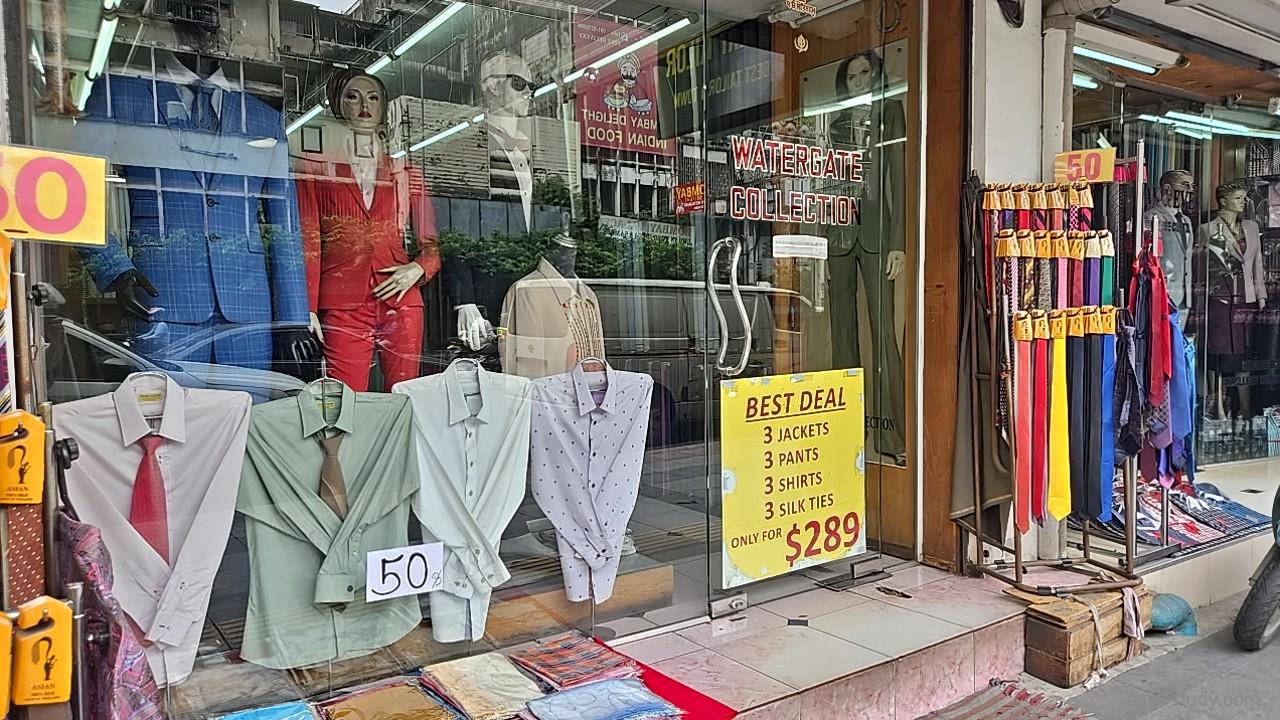 スーツ店の店頭ディスプレイ、シャツとネクタイのセット販売案内