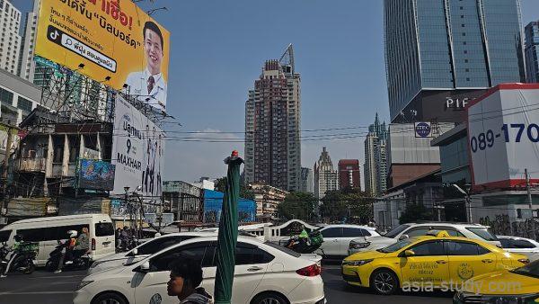 バンコク中心部の大通り、渋滞する車列と高層ビル群