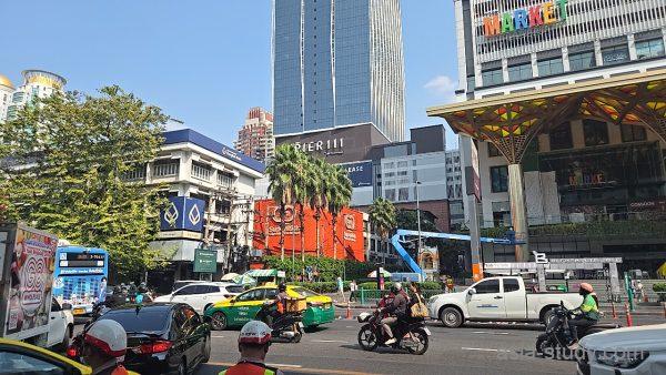 ラチャプラソン周辺の大通り、バイクとタクシーが行き交う交差点