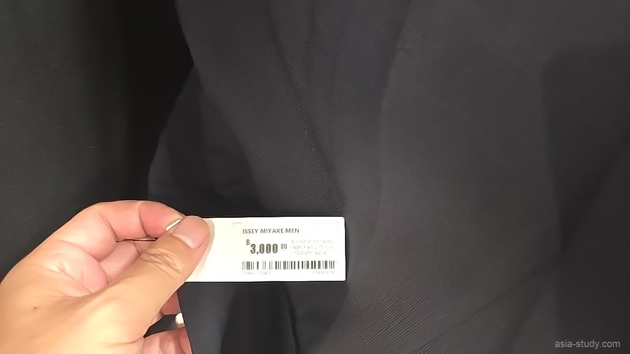 服の値札のアップ、ブランド名と価格表示