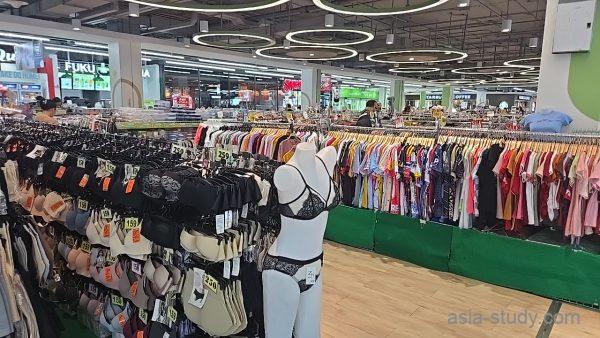 衣料フロアの下着コーナー、ブラジャー売り場とマネキン展示