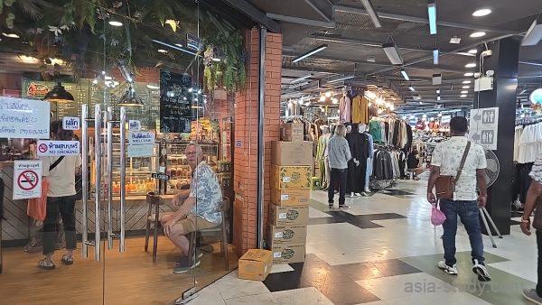 プラトゥーナムの商業施設内、カフェ前の入口と衣料店が続く通路