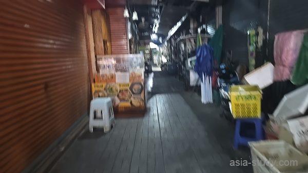 カオサンの路地裏、ウッドデッキの通路とオレンジ色のシャッターが並ぶ静かな風景