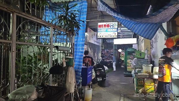 「HERO GUEST HOUSE」の看板が見える、生活感の漂うカオサンの路地裏入り口
