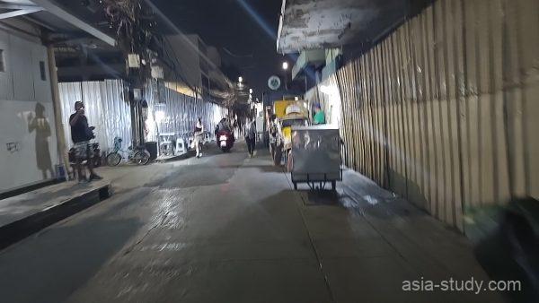 両サイドに高いフェンスが続く、カオサン東エリアの「やばそうな」雰囲気漂う細い路地