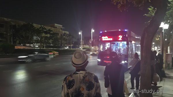 バス停に到着する青い2番バス、プロンポン方面へ向かう帰路の風景
