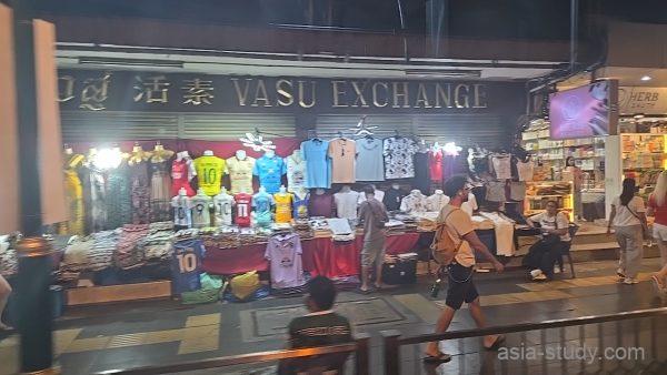 スクンビット通り沿い、VASUエクスチェンジ付近に並ぶTシャツ販売の夜店