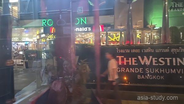 バスの車窓から見えるアソークのロビンソン百貨店とウェスティンホテルの夜景