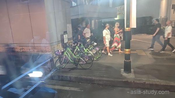 バスの車窓から見える、プロンポン付近の歩道に並ぶAnywheelの緑のレンタル自転車