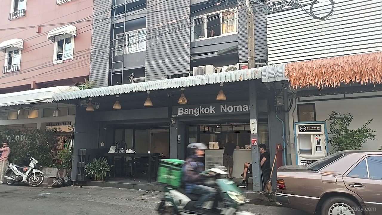「Bangkok Nomad」カフェ前を配達バイクが通過する路地