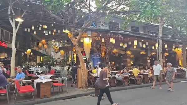 裏カオサンの豪華な屋外レストラン、巨大な仏像の頭のオブジェと提灯の装飾