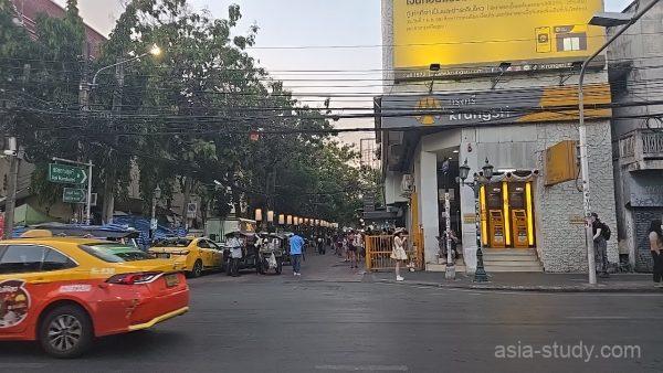 ランブトリ通りとチャクラポン通りの交差点、クルンシィ銀行の黄色い建物とタクシーの列