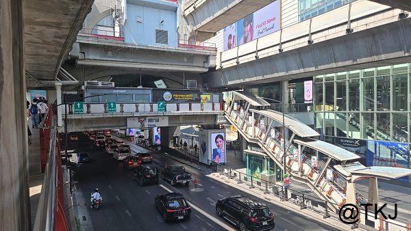 BTS Siam（サイアム）周辺の高架下、歩道橋と車の渋滞を見下ろした街並み