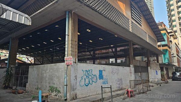 高架下のような開放的な建物外観、落書きのあるコンクリ壁