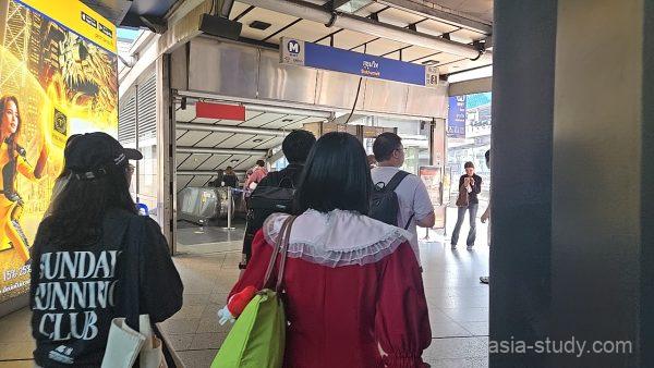 MRT Sukhumvit（MRTスクンビット）駅入口へ向かう人の流れ、改札方面の案内サイン