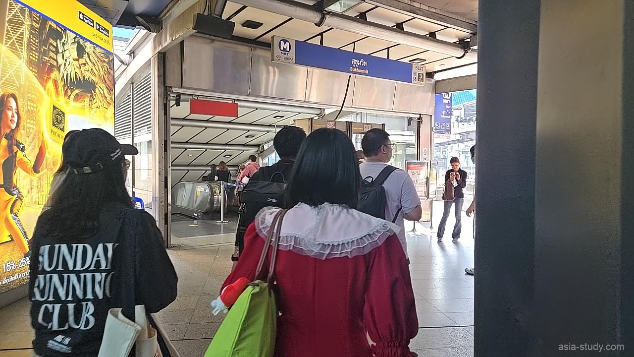 MRT Sukhumvit（MRTスクンビット）駅入口へ向かう人の流れ、改札方面の案内サイン