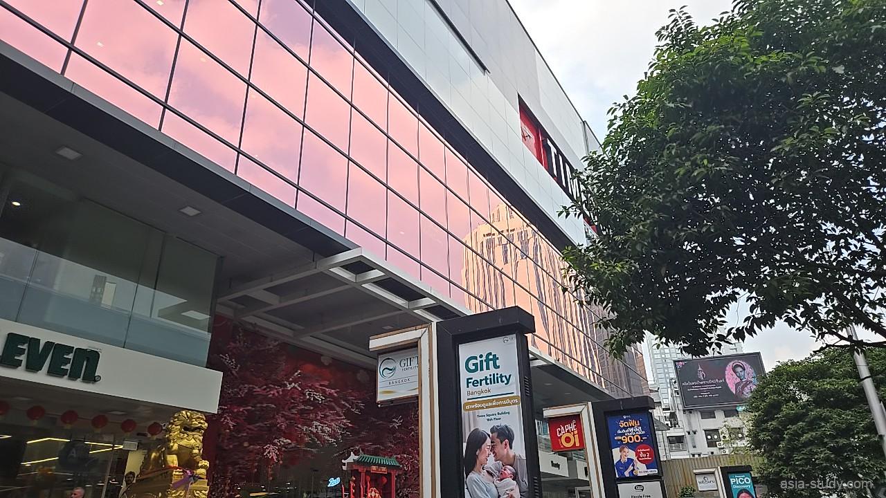 Time（タイム）と表示のあるガラス張り建物外観、スクンビット通り沿いの街並み