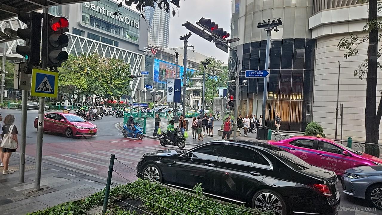 CentralWorld（セントラルワールド）周辺の交差点、タクシーとバイクが行き交う市街地