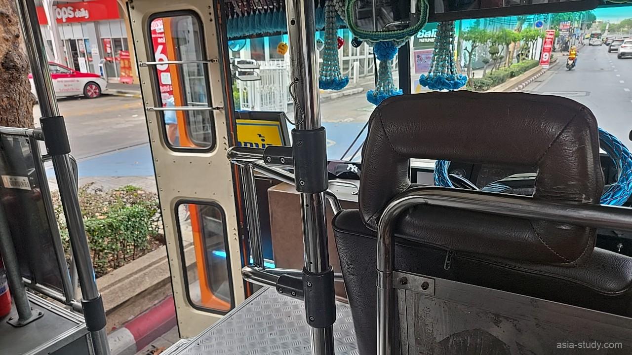 路線バス車内の前方座席と通路、乗降口周りの様子