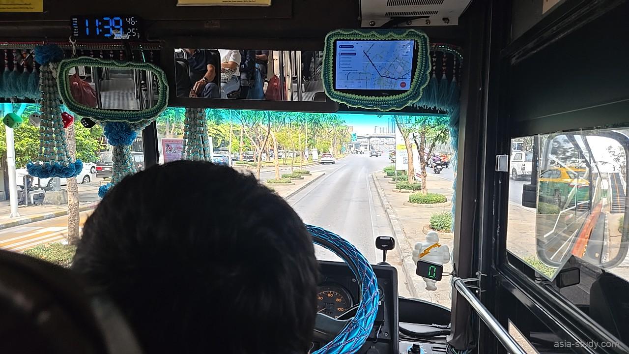 運転席後ろから見た直線道路、前方が開けたバス移動の車窓（バンコク）